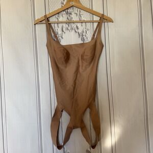 SKIMS BODY UNLINED THONG BODYSUIT W Butt Lift In Clay Size Small NWOT Sold Out